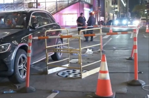 O femeie moare la New York, căzând de la trei metri înălţime într-un canal tehnic, printr-o trapă în drum, după ce a coborât din maşină, parcată în Manhattan