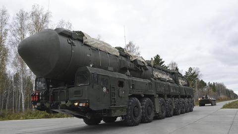 Rusia difuzează imagini cu soldaţi încărcând ogive nucleare în lansatoare mobile de rachete