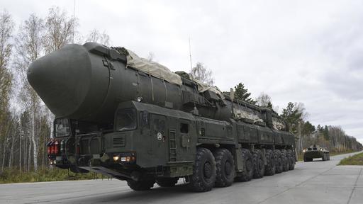 Rusia difuzează imagini cu soldaţi încărcând ogive nucleare în lansatoare mobile de rachete - VIDEO