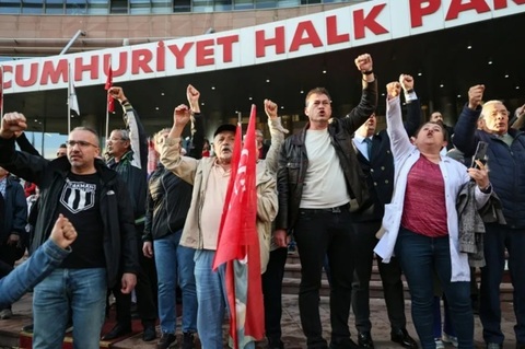Justiţia turcă suspendă conducerea principalei formaţiuni din  opoziţie, Partidul Republican al Poporului. Kemal Kiliçdaroglu, fostul şef al CHP, în dizgraţie în partid, repus la conducere. ”Nu mă voi preda”, anunţă liderul înlăturat, Özgür Özel