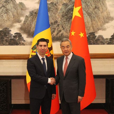 Mihai Popşoi, ministrul de externe al R. Moldova, se află în China. După ce i-a găzduit pe Trump şi Putin, Beijingul transmite că „preţuieşte” şi vrea să aprofundeze relaţiile cu Chişinăul, respectându-i opţiunea proeuropeană