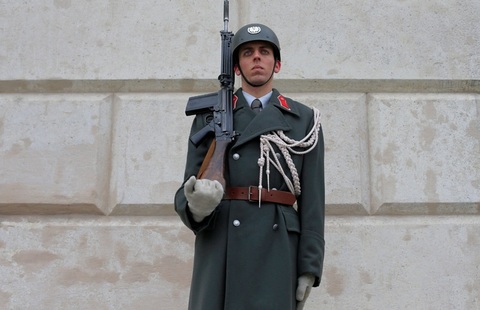 În Austria, militarii îşi vor putea face coc