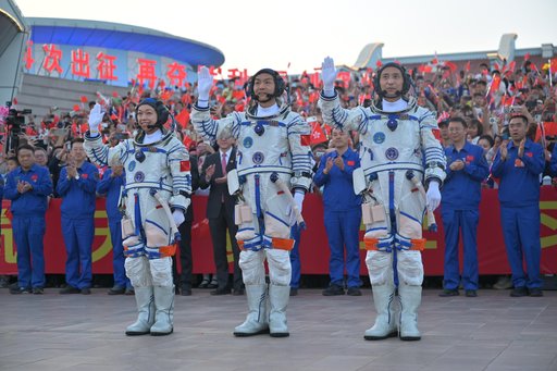 China a trimis trei astronauţi la staţia sa spaţială. Unul va rămâne acolo un an / Beijingul vrea ca până în 2030 să trimită un echipaj pe Lună