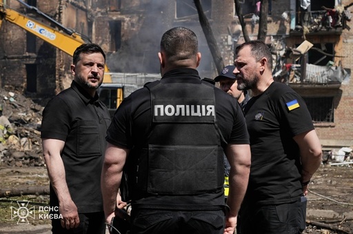 Zelenski a vizitat cartiere avariate la Kiev după atacul rus cu Oreşnik