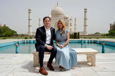 Rubio vizitează împreună cu soţia sa, Jeanette, Taj Mahal, în momentul unei intensificări a negocierilor SUA cu Iranul