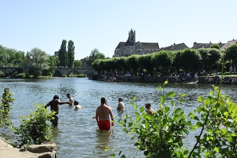 Guvernul francez anunţă şapte morţi din cauza unui val de caniculă, cinci înecuri şi două persoane moarte în timp ce făceau sport la Paris şi Lyon