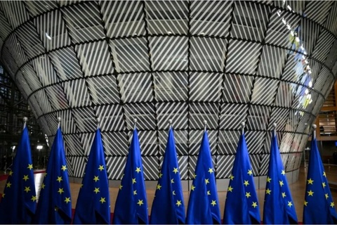 Uniunea Europeană îl convoacă pe însărcinatul rus cu afaceri în urma unor ameninţări cu privire la diplomaţii de la Kiev. Bruxellesul denunţă ”o escaladare inacceptabilă” şi anunţă că Delegaţie UE rămâne în capitala Ucrainei