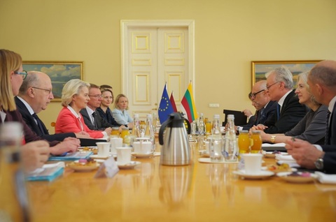 Atacurile cu drone ale Moscovei în ţările baltice caută să ”destabilizeze” democraţiile europene, acuză Ursula von der Leyen la Vilnius, după o întâlnire cu preşedinţii Lituaniei, Letoniei şi Estoniei