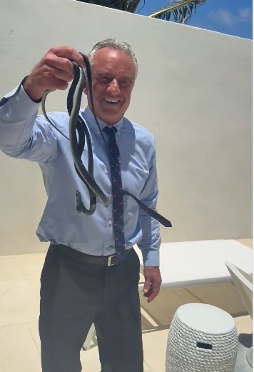 Robert Kennedy Jr. publică un videoclip în care apare prinzând doi şerpi cu mâinile goale - VIDEO
