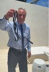Robert Kennedy Jr. publică un videoclip în care apare prinzând doi şerpi cu mâinile goale - VIDEO