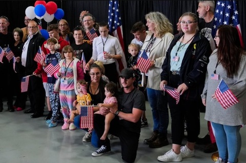 Donald Trump creşte cu 10.000 cota refugiaţilor, pentru a primi albi sud-africani suplimentari. SUA au primit de la începutul anului 4.499 de refugiaţi, toţi sud-africani, mai puţin trei afgani