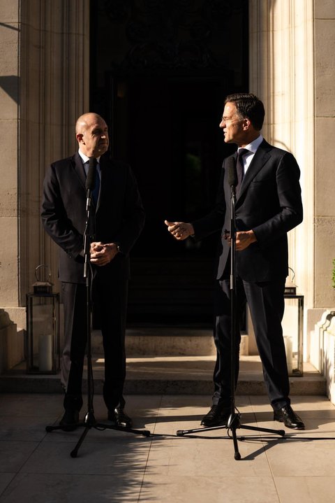 Bulgaria îşi propune să majoreze cheltuielile pentru apărare la 5% din PIB, anunţă premierul Radev la o întâlnire cu Mark Rutte