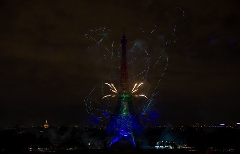 Focul de artificii de Ziua Naţională a Franţei, la Turnul Eiffel, devansat la 13 iulie, în omagiul victimelor, la marcarea a zece ani de la atentatul de la Nisa. Defilarea militară, menţinută la 14 iulie