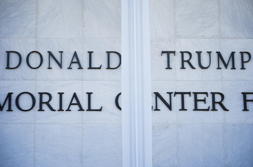 Trump anunţă coleric pe Truth Social că renunţă la controlul Kennedy Center, în urma înfrângerii judiciare suferite, şi că vrea să-l transmită Congresului