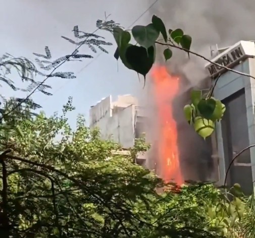 Cel puţin 21 de morţi într-un incendiu izbucnit într-un hotel din New Delhi -  VIDEO