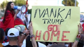 Mii de albanezi manifestează a doua seară la rând, la Tirana, împotriva unui proiect de mare lux atribuit ginerelui lui Trump, Jared Kushner. ”Albania nu este de vânzare”, ”Ivanka go home”