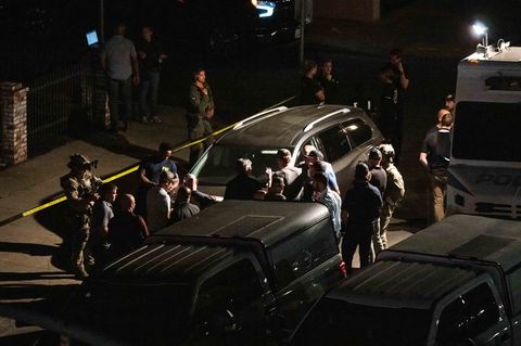 Un veteran al armatei americane a fost ucis de poliţie după ce a ţinut ostatice 10 persoane timp de 15 ore, ameninţând că aruncă în aer o clădire