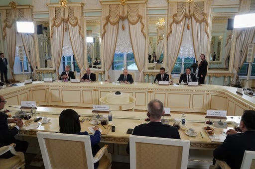 Putin nu spune, într-o întâlnire cu presa internaţională, la Sankt Petersburg, dacă rămâne la putere până în 2036