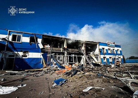 Patru patru persoane au fost ucise într-un atac cu drone în regiunea Kiev asupra unei fabrici care produce lapte praf pentru bebeluşi
