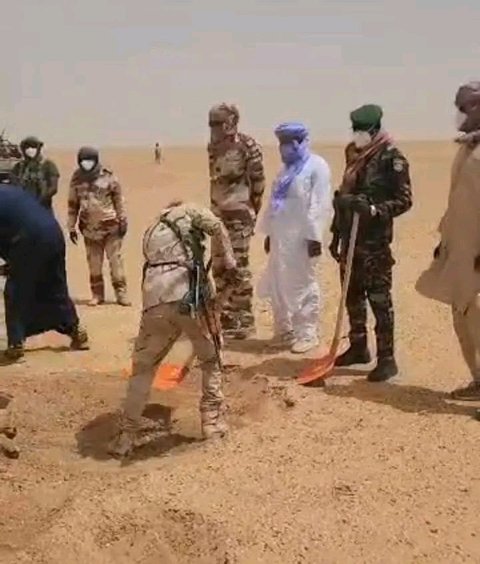 Aproape 50 de persoane au murit de sete în deşertul Sahara după ce camionul în care se aflau s-a defectat. Există doi supravieţuitori