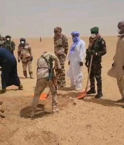 Aproape 50 de persoane au murit de sete în deşertul Sahara după ce camionul în care se aflau s-a defectat. Există doi supravieţuitori