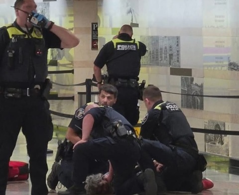 Cinci persoane, rănite într-un atac cu cuţitul în Penn Station din New York. Incidentul, cu o zi înaintea meciului din finala NBA la care va asista Trump şi cu câteva zile înainte de Cupa Mondială