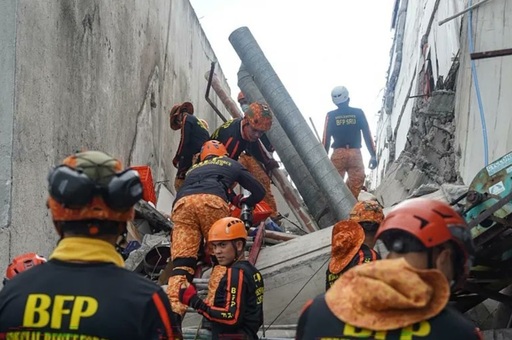 Bilanţul cutremurului din Filipine creşte la cel puţin 41 de morţi şi peste 450 de răniţi. Persoane îngrijite afară, în căldură, lângă spitale. Salvatori încetiniţi de sute de replici. Pagube şi mii de persoane deplasate