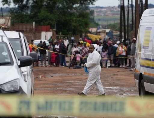Cel puţin 12 morţi şi nouă răniţi într-un atac armat la est de Johannesburg. Zece suspecţi, urmăriţi