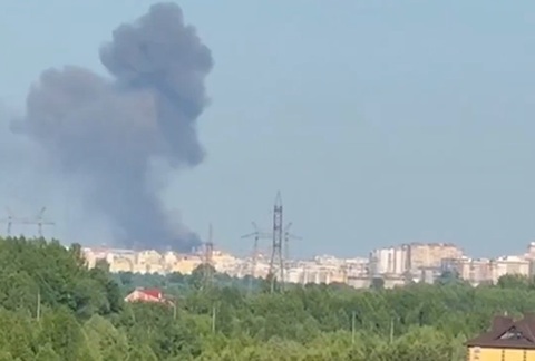 Zelenski anunţă că o fabrică de armament rusească, la Ceboksarî, în Ciuvaşia, a fost lovită într-un atac cu rachetă ucraineană de tip FP-5 Flamingo. O rafinărie de petrol în Samara şi un petrolier rus la marea Neagră, de asemenea lovite, anunţă Statul Maj