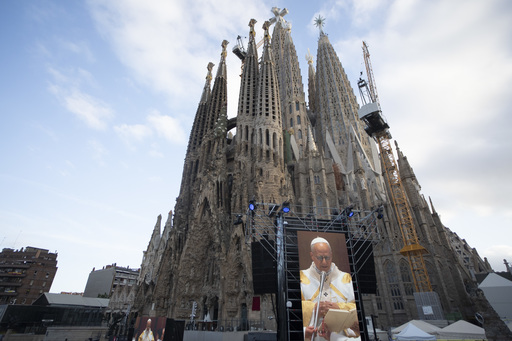 În prezenţa regelui Spaniei, Papa Leon al XIV-lea a binecuvântat ultimul şi cel mai înalt turn al catedralei „Sagrada Familia” din Barcelona în ziua când s-au împlinit 100 de ani de la moartea lui Antonio Gaudi, arhitectul capodoperei UNESCO