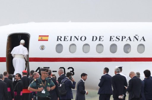 Papa Leon al XIV-lea a decolat din Insulele Canare cu întârziere din cauza unei defecţiuni la avionul său. Un nou aparat i-a fost pus la dispoziţie de regele Spaniei
