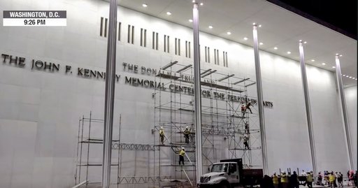 Într-o operaţiune desfăşurată în zori, numele lui Trump a fost îndepărtat de pe clădirea Kennedy Center