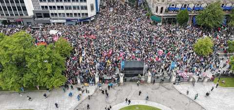 „Ura este singura ameninţare pentru străzile noastre”. La Belfast, mii de oameni au manifestat împotriva rasismului şi a violenţelor antiimigranţi