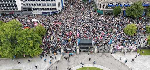 „Ura este singura ameninţare pentru străzile noastre”. La Belfast, mii de oameni au manifestat împotriva rasismului şi a violenţelor antiimigranţi
