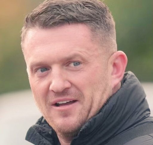 Activistul extremist Tommy Robinson a fost reţinut pe aeroportul Heathrow în temeiul legilor antiteroriste