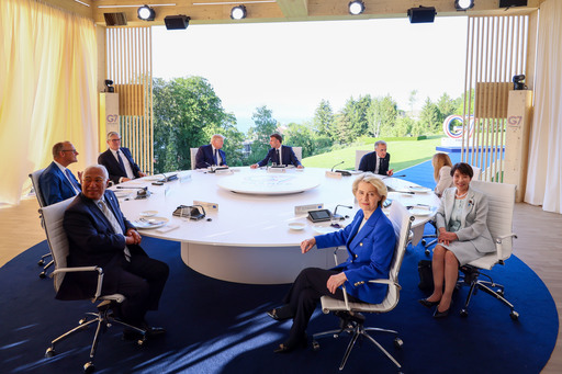Ajuns ultimul la reuniunea G7, Donald Trump a ţinut să le spună liderilor cu zâmbetul pe buze: „Eu sunt şeful”. Apoi s-a plâns că e prea cald