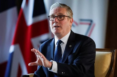 Keir Starmer îl felicită pe rivalul său Andy Burnham, ales deputat, care poate să candideze să-l înlocuiască la Downing Street