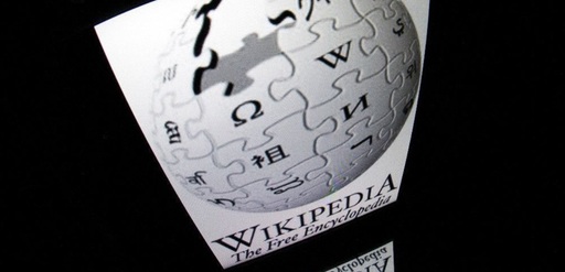 Wikipedia nu permite inteligenţei artificiale să-i editeze articolele, pentru că ”nu are încredere” în ea, anunţă coordonatorul enciclopediei online Jimmy Wales. Problema ”halucinaţiilor” AI pe termen scurt ”rămâne încă extrem de gravă”
