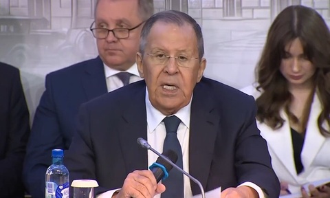 SUA s-au îndepărtat de la rolul de ”mediator imparţial” în negocierile între Rusia şi Ucraina, acuză Lavrov la întâlnirea cu ambasadorii străini. ”Europa redevine princiapala ameniţkare la adresa păcii şi securităţii mondiale”, denunţă el