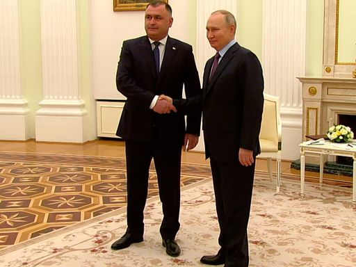 Liderul regiunii separatiste georgiene Osetia de Sud demisionează pentru a deveni consilierul lui Putin