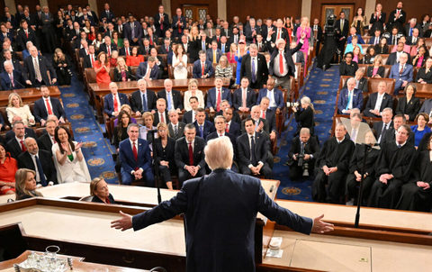 Trump pune din nou presiune asupra senatorilor republicani, refuzând în ultimul moment să promulge o lege importantă votată bipartizan de Congres. El vrea la schimb adoptarea unei legi care să impună restricţii la vot 