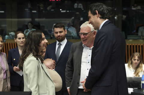 Un ministru suedez îşi aduce bebeluşul la o reuniune a UE, o premieră pentru blocul comunitar - VIDEO