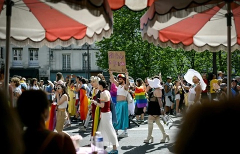 Prefectul Poliţiei Parisului anulează Gay Pride şi Festivalul Solidays, din cauza caniculei