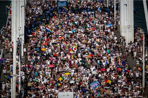 Zeci de mii de persoane la primul Gay Pride, pe caniculă, la Budapesta, după regimul Orban