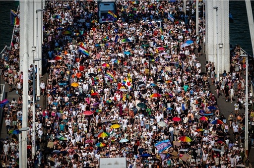 Zeci de mii de persoane la primul Gay Pride, pe caniculă, la Budapesta, după regimul Orban