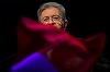 Jean-Luc Mélenchon pledează în favoarea ieşirii Franţei din NATO şi o consolidare a cooperării cu China. El cere să nu se excludă ”schimbări de trasări de frontiere”, care ”trebuie să se facă cu acordul populaţiilor” în vederea unei păci în Ucraina