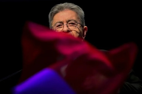 Jean-Luc Mélenchon pledează în favoarea ieşirii Franţei din NATO şi o consolidare a cooperării cu China. El cere să nu se se excludă ”schimbări de trasări de frontiere”, care ”trebuie să se facî cu acordul populaţiilor” în vederea unei păci în Ucraina