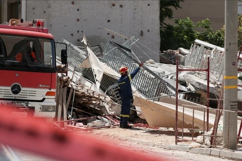 Un bloc de patru etaje şi şapte etaje se surpă la Petralona, în Atena. Lucrări de construcţie pe un teren vecin, o posibilă cauză. Până la patru persoane date dispărute, potrivit presei, o informaţie neconfirmată oficial. Operaţiuni de căutare în moloz