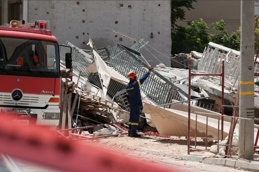 Un bloc de patru etaje şi şapte apartamente se surpă la Petralona, în Atena. Lucrări de construcţie pe un teren vecin, o posibilă cauză. Până la patru persoane date dispărute, potrivit presei, o informaţie neconfirmată oficial. Operaţiuni de căutare în moloz