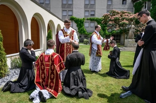 Papa Leon al XVI-lea lansează un ultim apel adresat Fraternităţii Sacerdotale Sfântul Pius al X-lea să evite o schismă prin ordinarea unor noi episcopi. ”Vă implor din adâncul sufletului, reveniţi asupra deciziei!”